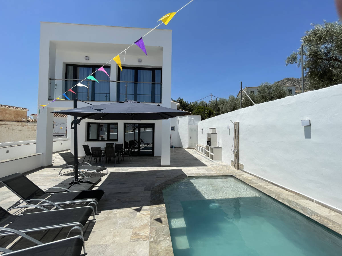 Zona de piscina y barbacoa
